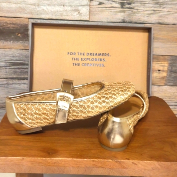 Crown Vintage Elegant Gold Flats with Woven Texture And A Buckle Closure - Picture 6 of 10